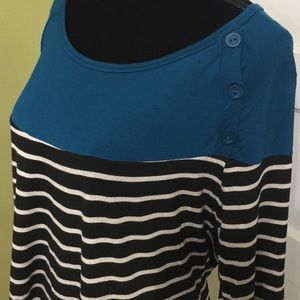 Striped 3/4 sleeve shirt. XL.